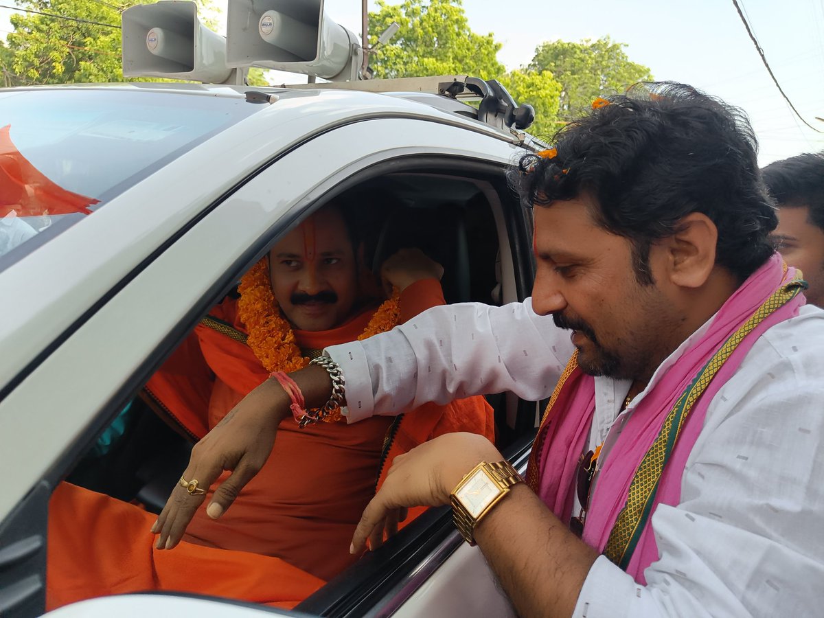 manojsharma_bjp's tweet photo. अशोकनगर में तर्पण महाशिवपुराण करने पधारे भगवान महादेव के परम भक्त परम श्रद्धेय पंडित जी श्री @PanditPradeepM जी का आत्मीय स्वागत कर आशीर्वाद प्राप्त किया।
श्री शिवाय नमस्तुभयम। https://t.co/ZVl0iEpx9P