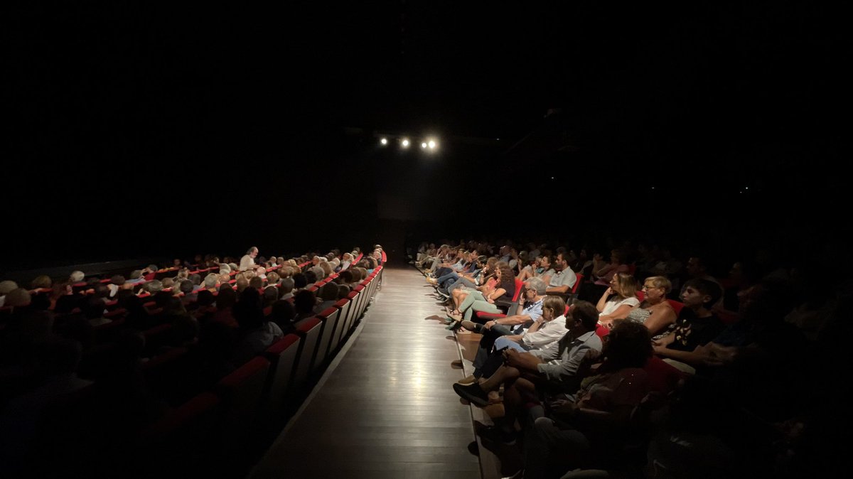 MnrsaTransforma's tweet photo. El @Kursaalmanresa ple de gom a gom per veure l’última representació d’#Enecus 😍🙏🏼

@ajmanresa @ManresaTurisme https://t.co/AoPfehcutx