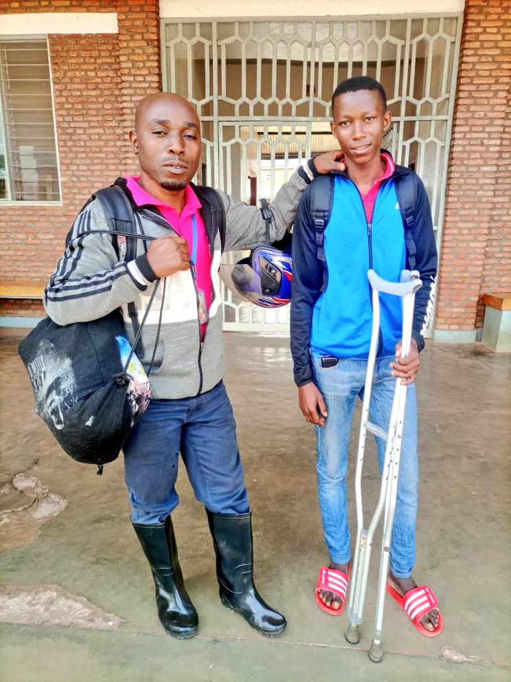 pnininahazwe's tweet photo. Grâce aux contributions populaires via Lumicash et Ecocash, le jeune Patrice Nahimana (15 ans), détenu à l'hôpital Rema de #Ruyigi depuis 4 mois, a pu payer sa facture d'hospitalisation cet après-midi et regagner sa famille.

Merci à tous ceux qui ont contribué.
#Burundi https://t.co/0otcbc0zOq