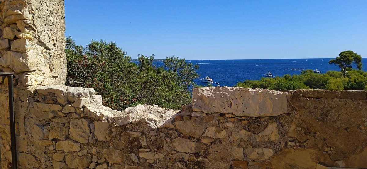 Chapio41's tweet photo. Quand le fort royal se dévoile : découverte du four et de la vue imprenable depuis le cachot 🙃 #JEP2022 #IleSainteMarguerite #Cannes #masquedefer #CotedAzurFrance https://t.co/BuhC6JY8ba