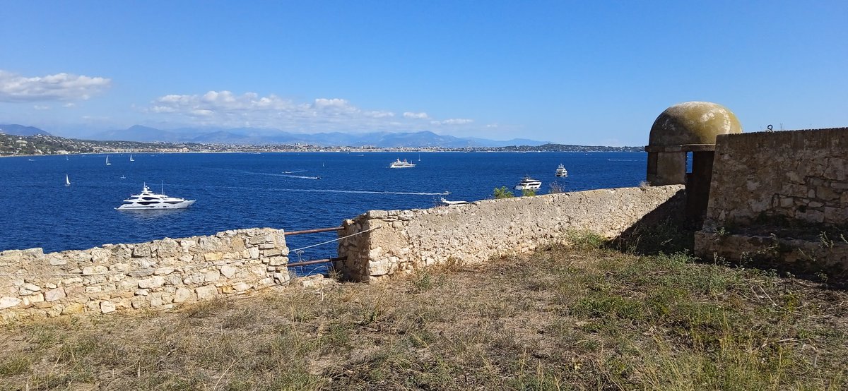 Chapio41's tweet photo. Quand le fort royal se dévoile : découverte du four et de la vue imprenable depuis le cachot 🙃 #JEP2022 #IleSainteMarguerite #Cannes #masquedefer #CotedAzurFrance https://t.co/BuhC6JY8ba