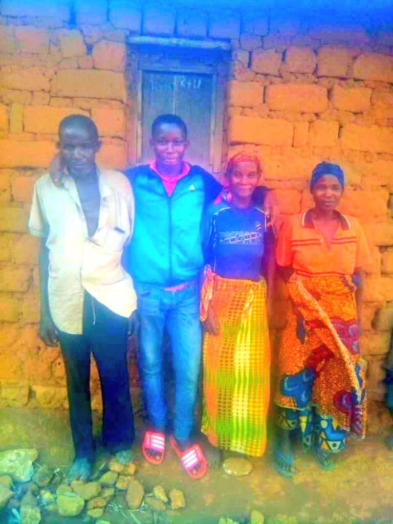 pnininahazwe's tweet photo. Grâce aux contributions populaires via Lumicash et Ecocash, le jeune Patrice Nahimana (15 ans), détenu à l'hôpital Rema de #Ruyigi depuis 4 mois, a pu payer sa facture d'hospitalisation cet après-midi et regagner sa famille.

Merci à tous ceux qui ont contribué.
#Burundi https://t.co/0otcbc0zOq