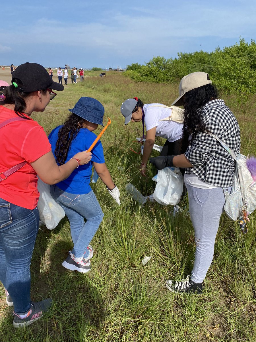 Caribeale's tweet photo. #InternationalCoastalCleanupDay2022 #naturelovers #BeachCleanup #plasticpollution #mangle #cleanupday2022 #plasticfree #Coastalclean
Yesterday at the beach cleanup we removed garbage in the mangrove forest on the beach of Riohacha in Colombia 🇨🇴 https://t.co/eIs7XFUotn