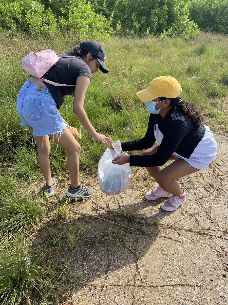 Caribeale's tweet photo. #InternationalCoastalCleanupDay2022 #naturelovers #BeachCleanup #plasticpollution #mangle #cleanupday2022 #plasticfree #Coastalclean
Yesterday at the beach cleanup we removed garbage in the mangrove forest on the beach of Riohacha in Colombia 🇨🇴 https://t.co/eIs7XFUotn