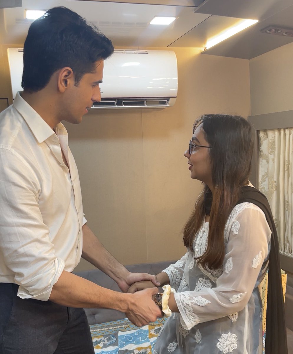 fatimaaawww's tweet photo. tum sa haseen, 
kaynat mein nahi hai kahin ♥️✨

//some dreams do come true :’) https://t.co/v1Fr5alWT1