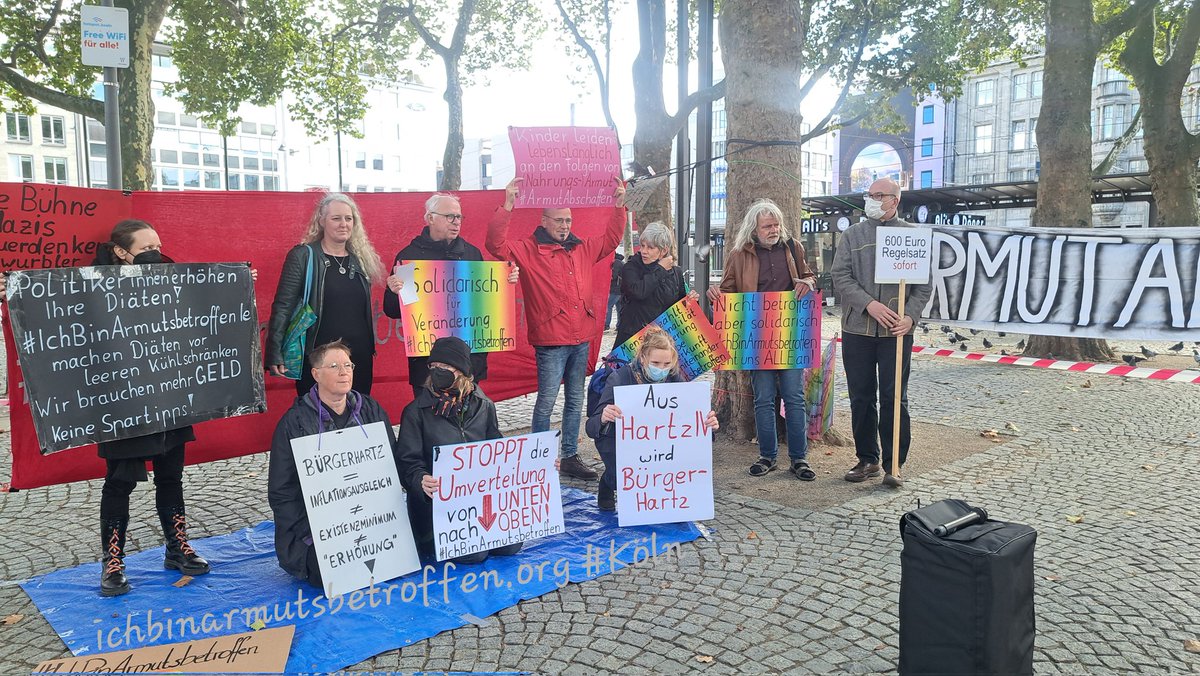 GryffindorKatze's tweet photo. Gestern, den 17.9.22, waren wir wieder auf der Straße mit #IchBinArmutsbetroffen . Es gab viele neue Gesichter und gute Reden.
#smartmob #köln #Buergergeld https://t.co/marlpDBsxn