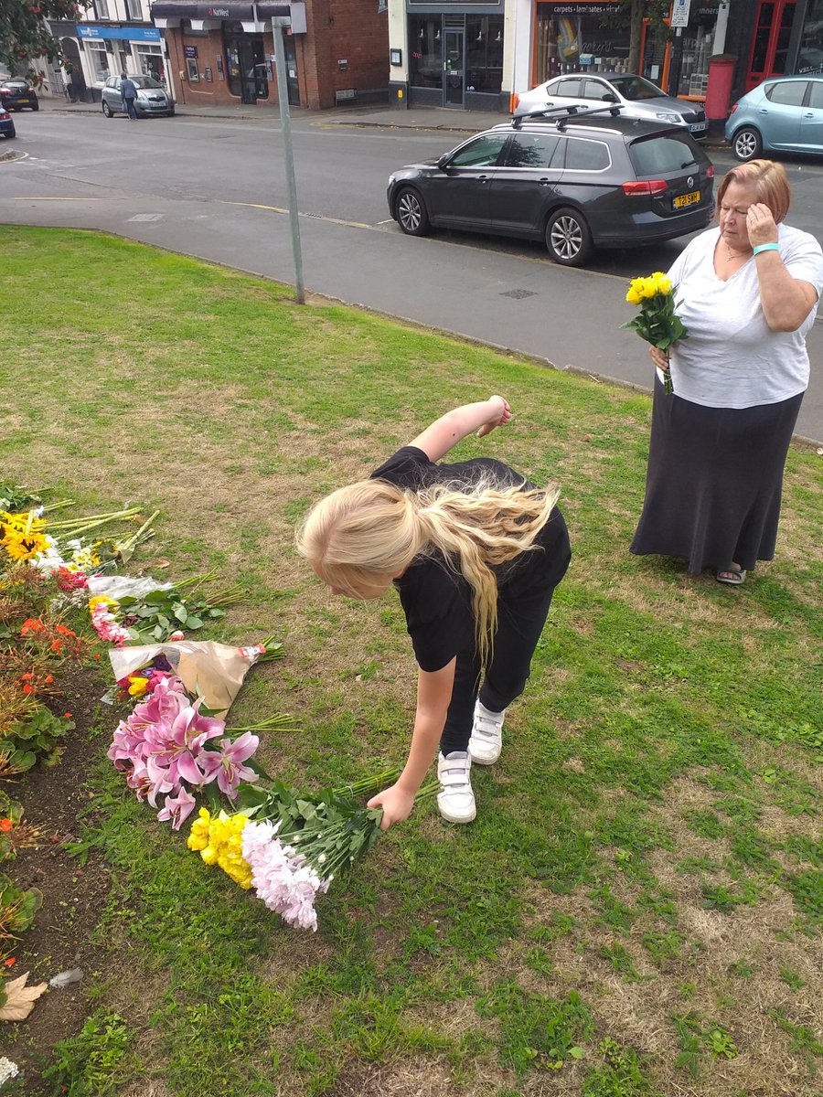katiejanerober3's tweet photo. @BrynGwalia @MissLAllen Tallulah wanted to go and lay flowers for our lovely Queen ❤😊 https://t.co/UlrGGJcjin