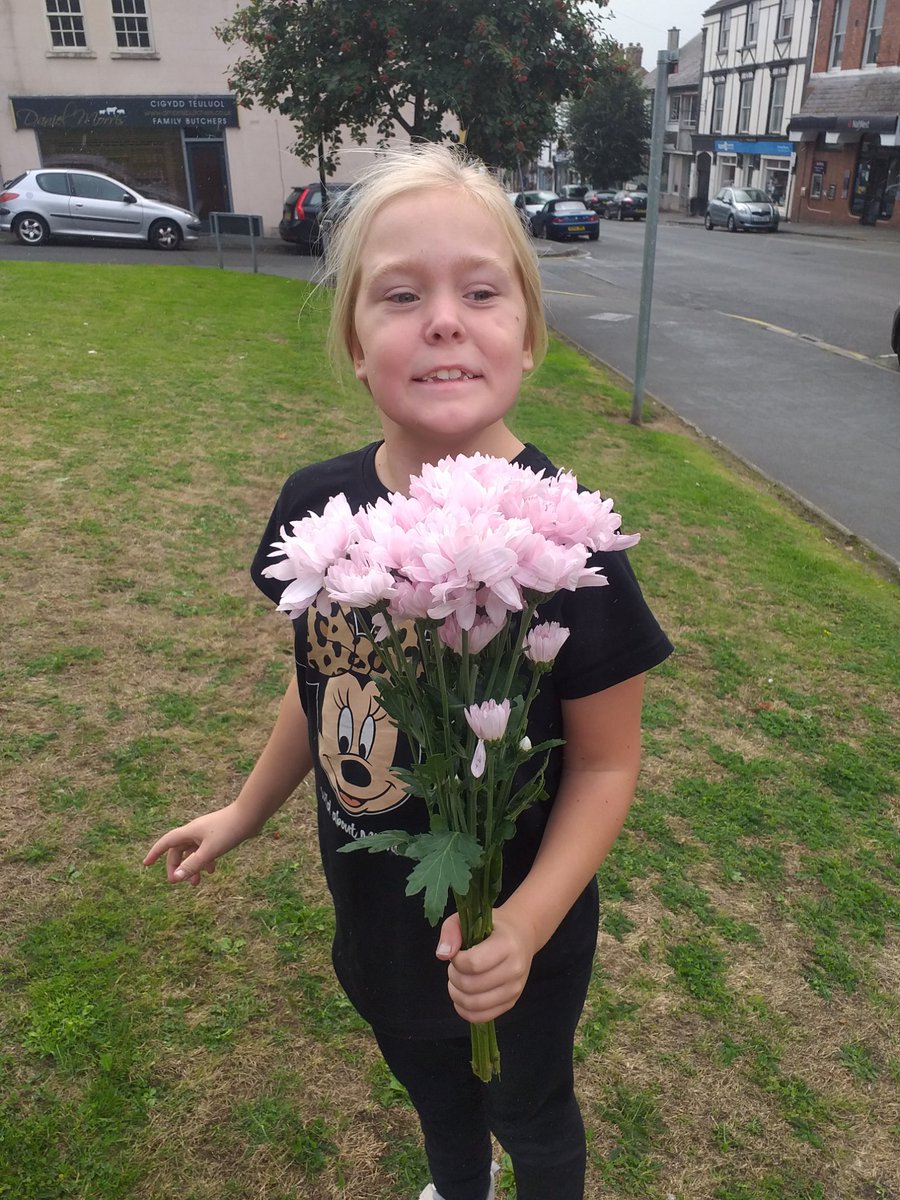 katiejanerober3's tweet photo. @BrynGwalia @MissLAllen Tallulah wanted to go and lay flowers for our lovely Queen ❤😊 https://t.co/UlrGGJcjin