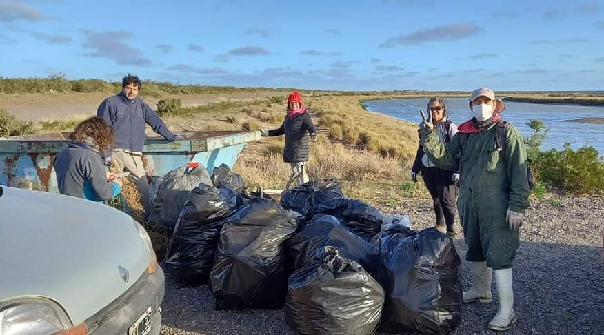 MaruOrtizTw's tweet photo. #GenteQueSí 
♻️ 323kg de desperdicios (48kg de vidrio, 40 de plástico duro para reciclar)
🙌 7 personas en 2 horas 
📌 #ElElsa https://t.co/GlfetB5o00