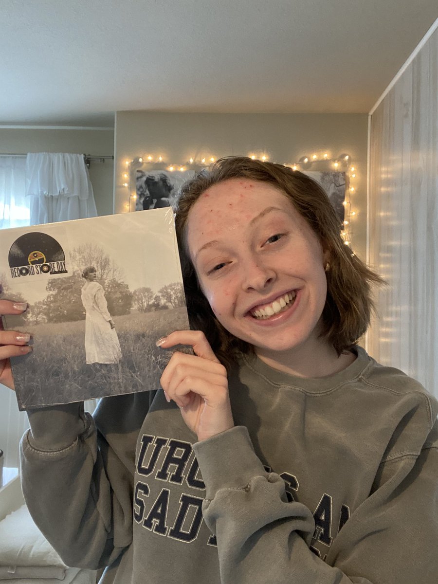 happinessforts's tweet image. i have SO much love for the folklore era and i couldn’t be more excited for the #TSmidnighTS era that has begun! i love that taylor makes each era so unique and special and i will forever hold each era so close to my heart 💘 #StoriesForSwift