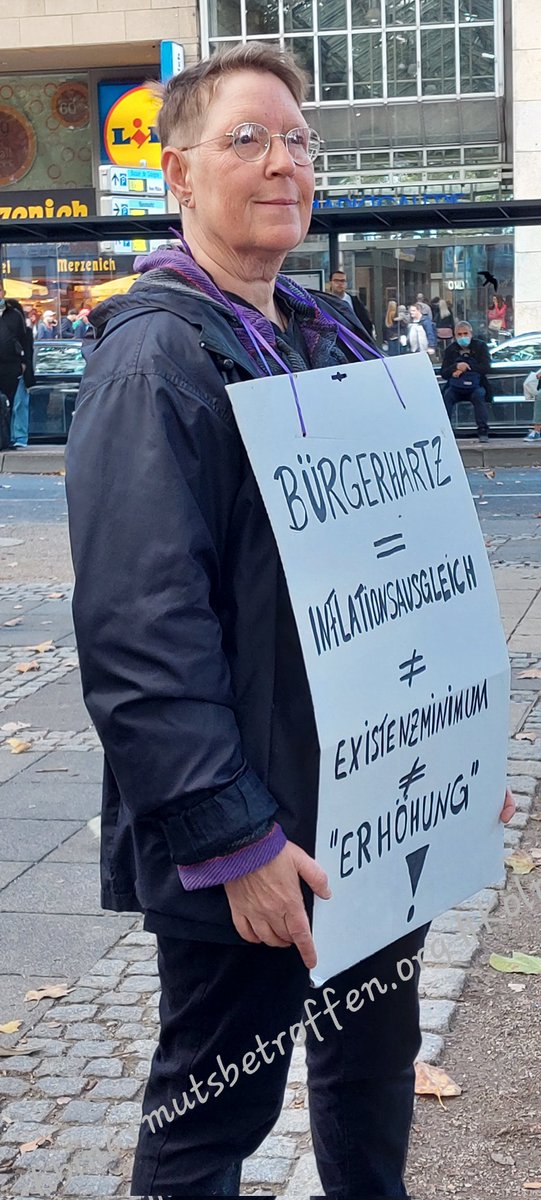 GryffindorKatze's tweet photo. Bürgerhartz = Inflationsausgleich und das nicht mal ausreichend! Wir leben auch 2023 unter dem Existenzminimum. Wir sind nicht von Armut bedroht, wir sind #IchBinArmutsbetroffen ! #smartmob #köln https://t.co/fGrCfCg5sY