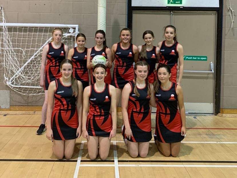 CowieJrNetball's tweet photo. Our U15 team showing off their very smart new kit today……..👏👏⭐️⭐️🏐🔴⚫️🔴🏐 https://t.co/k4VYS5JjUG
