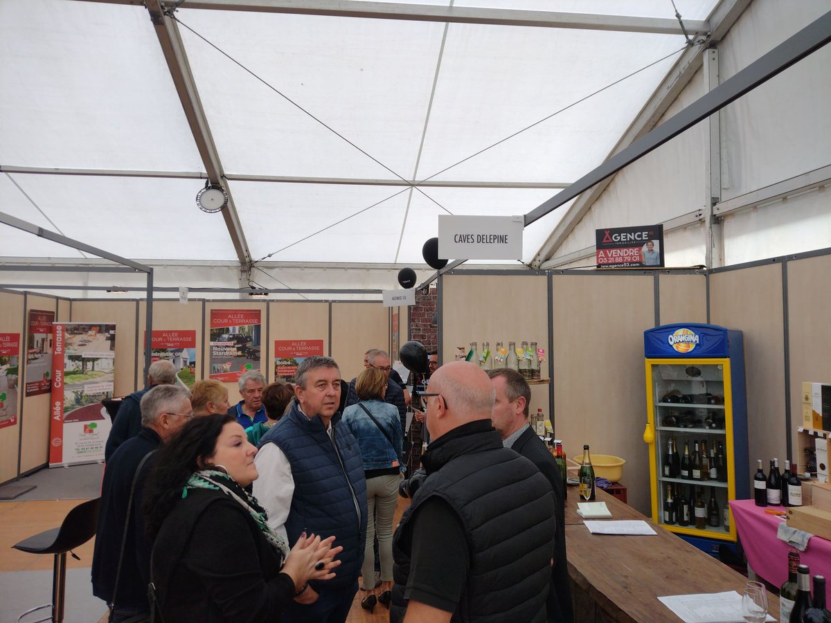 AireNouvelle1's tweet photo. FOIRE !
#AireNouvelle s'est rendue à la foire commerciale d'#AiresurlaLys !
#DidierRys, accompagné de #FredericDubuisson  et de Marie et Philippe Démaret, est allé à la rencontre des exposants, et du public aussi.
Félicitations aux organisateurs pour le travail réalisé ! https://t.co/Q5HJEWwhra