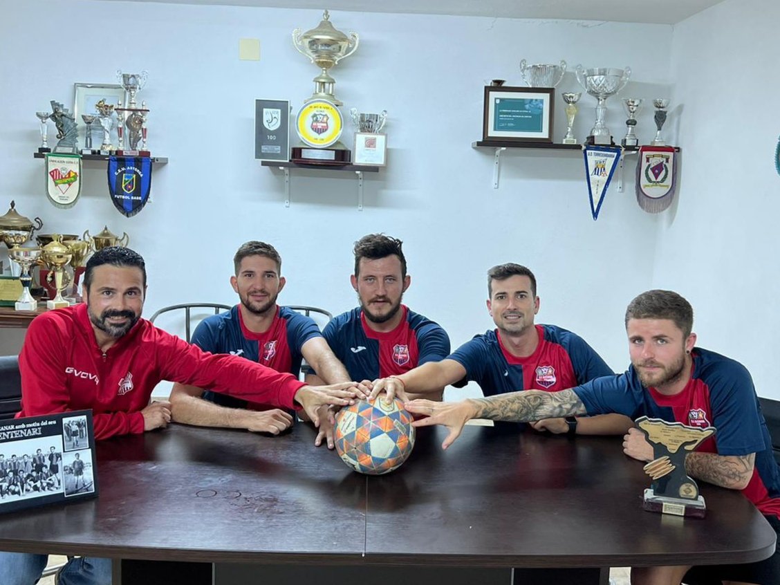 JordiMelich's tweet photo. 🔊 ÀUDIO @totgira #futbolcat

⚽ La pilota torna a #Alcanar. El @CFAlcanar inicia una nova etapa amb el president jugador Ion Oslobanu.

🎼 Us presentem l'himne del @Cemanresa1906 de @falconfirkin.

A barraca ▶️ https://t.co/im76Kn3zG1 https://t.co/orm4HBGkIQ