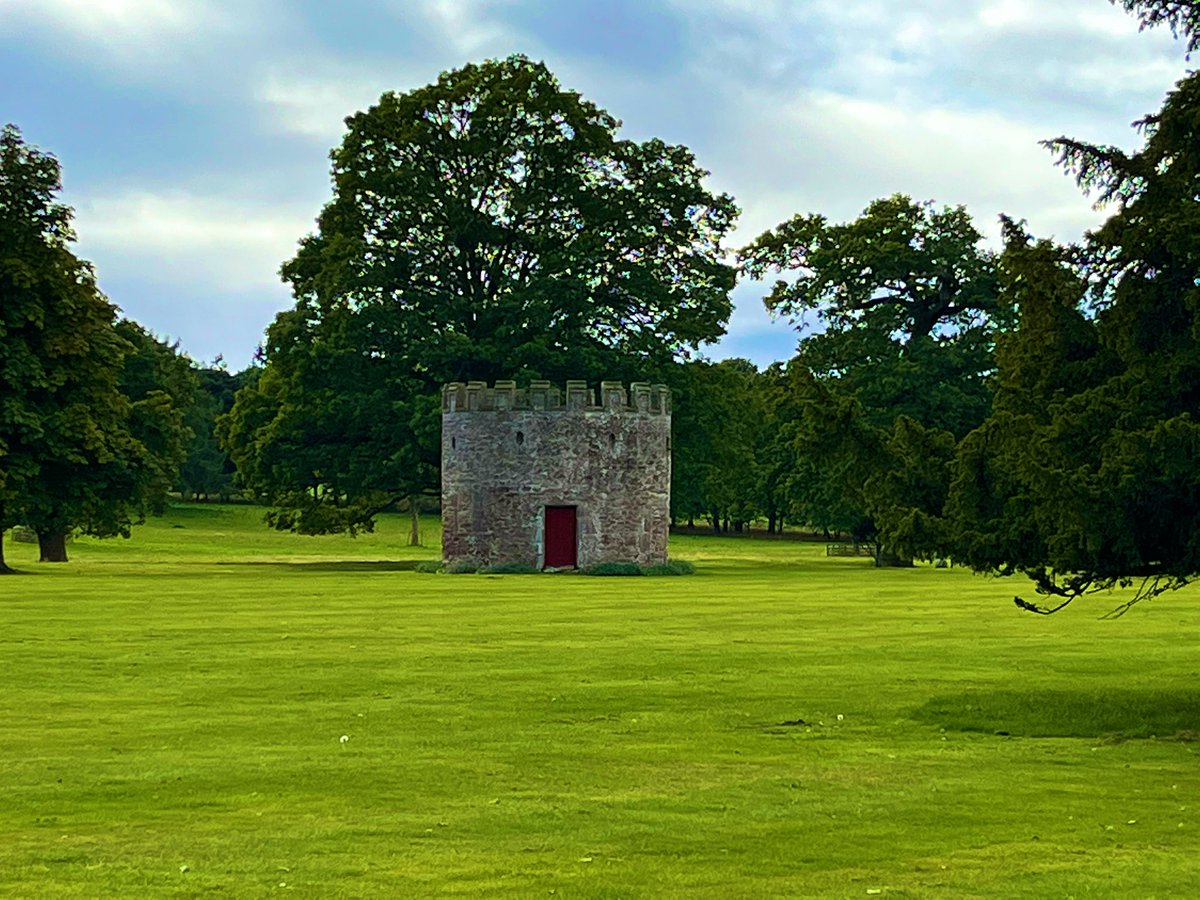 MrsFalcoNicole's tweet photo. Sunday spent at Glamis Castle with my Mama☺️#bookofcondolence #Angus #thoughtful #ReflectConnect 
#QueenElizabethII @GlamisCastle https://t.co/xXzelXi5nT