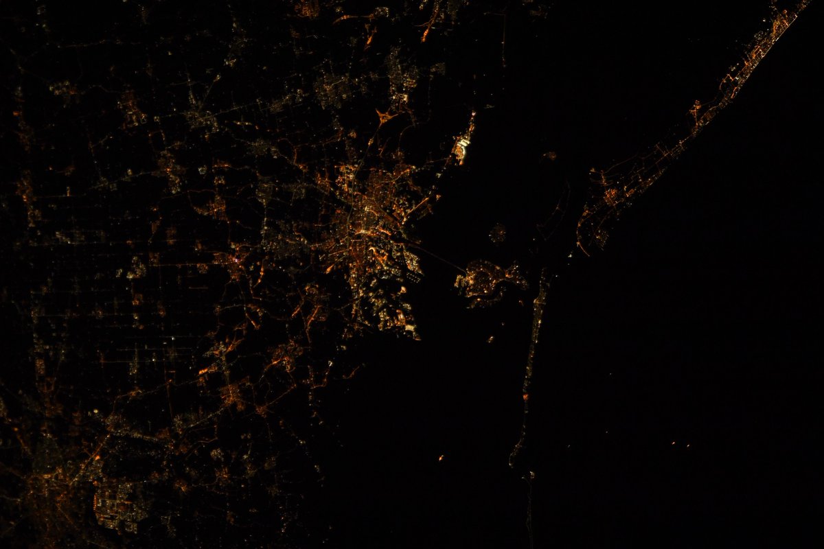 AstroSamantha's tweet image. Passaggio notturno sul nord-est ieri sera. Ciao Padova, ciao Trieste, ciao Venezia e Mestre!  #MissionMinerva #Italy