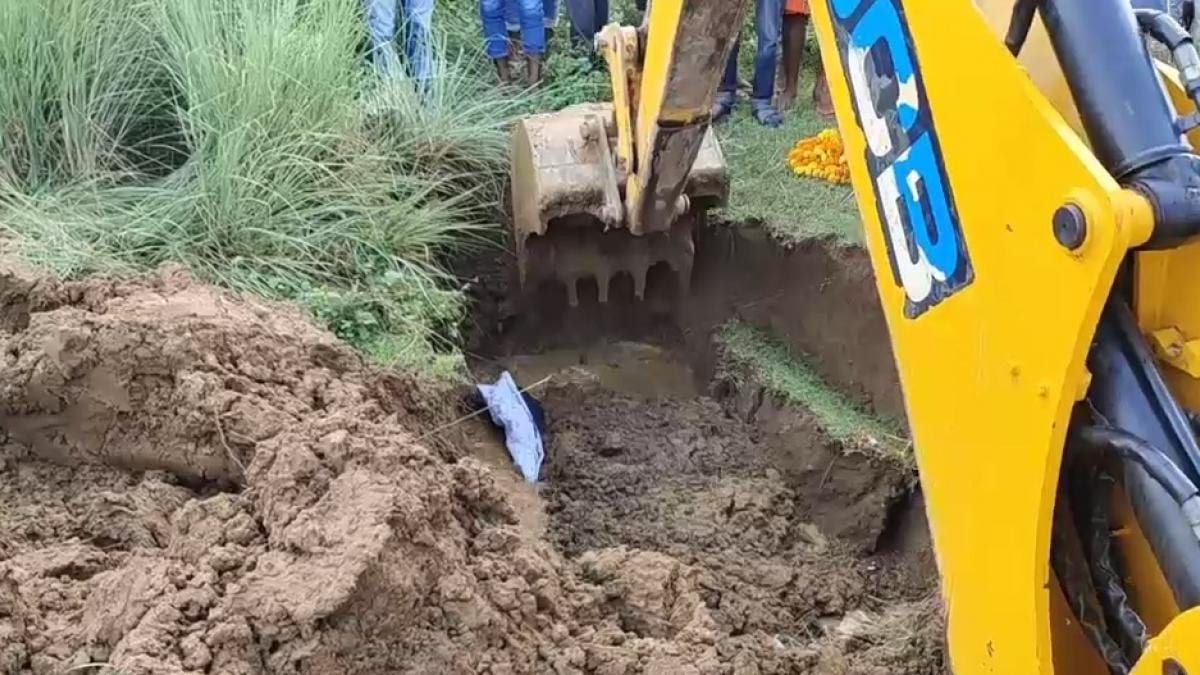INCIndia's tweet photo. यूपी के लखीमपुर की तस्वीर है। पुलिस ने JCB से गड्ढा खुदवाकर एक लड़की की लाश दफना दी।

बेटी बचाओ का दावा करने वाले बेटियों की लाश कभी रात में जबरन जला देते हैं तो कभी गड्ढा खोदकर दफना देते हैं।

ये है जंगलराज, लेकिन कोई न्यूज चैनल बोलेगा नहीं। https://t.co/DAHCEHDLeW