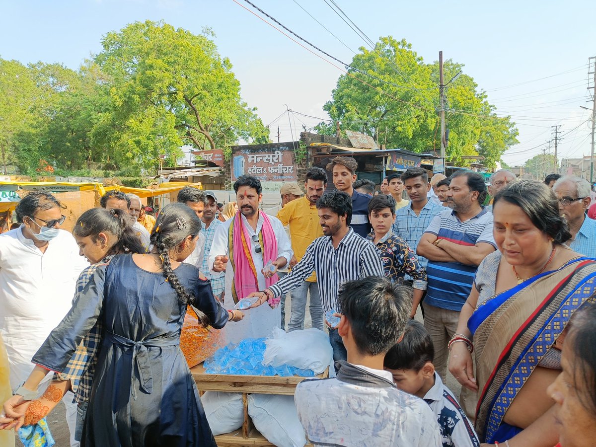 manojsharma_bjp's tweet photo. #श्री_शिवाय_नमस्तुभयम
अशोकनगर में भगवान महादेव के परम भक्त परम श्रद्धेय पं. श्री प्रदीप मिश्रा जी के मुखारविंद से होने वाली तर्पण महाशिवपुराण कथा से पूर्व आज भव्य कलश यात्रा निकाली गई। जिसमें श्रद्धालुओं पर पुष्पवर्षा कर एवं शीतल जल वितरित  कर पुण्य लाभ अर्जित किया। https://t.co/aAQ72mJSD5