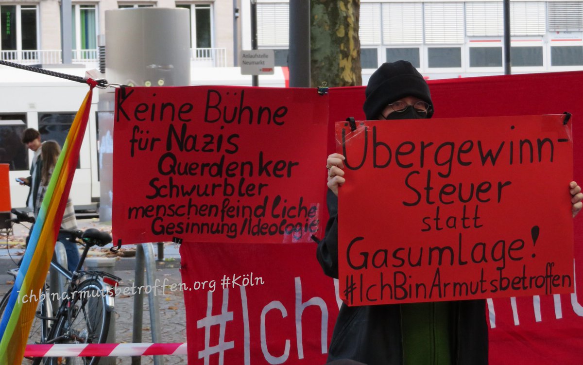 GryffindorKatze's tweet photo. Übergewinnsteuer Ja!
Nazis/Schwurbler/Reichsbürger bei #IchBinArmutsbetroffen ? Nein!
#smartmob #köln https://t.co/JHK1OwC5aX