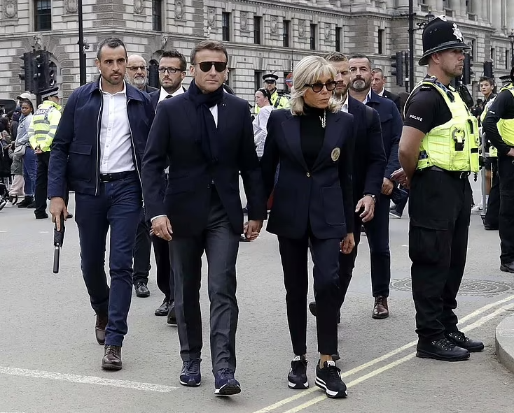 Entiendo que ese casual look de los Macron para visitar la capilla ardiente de la reina es la última demostración de odio de Francia a UK #powerdressing #escenografia #theCrown