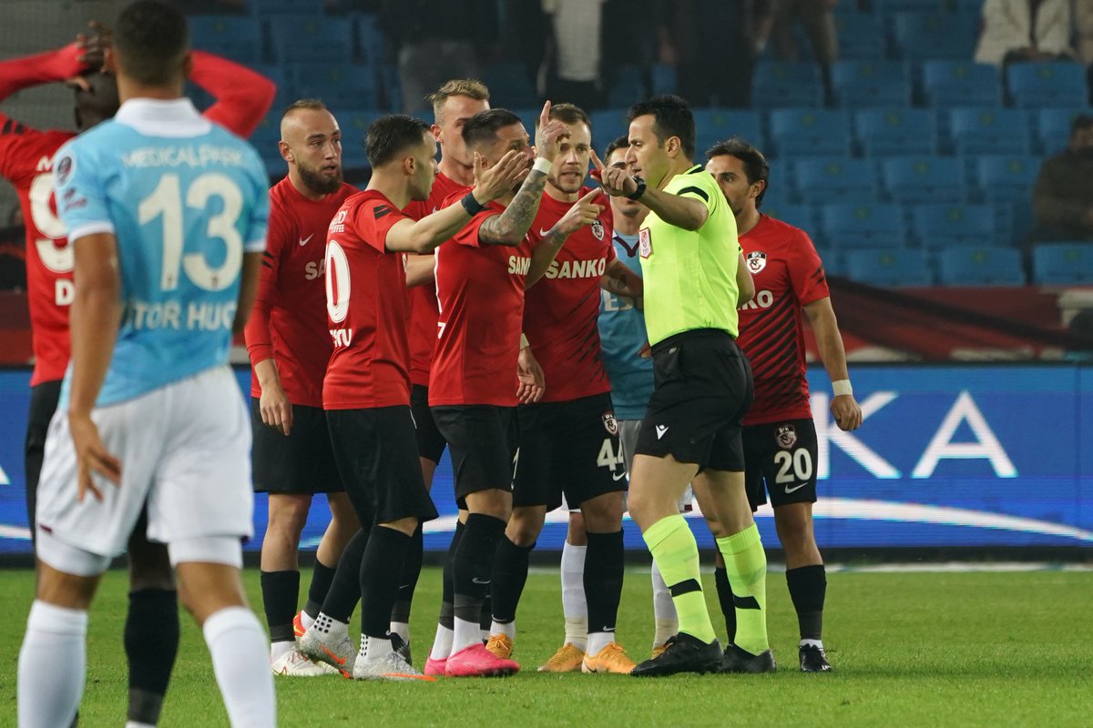 GaziantepFK's tweet photo. 🤷🏻‍♂️ Biz bu filmi izlemiştik! 

📍 22 Kasım 2021 / Trabzonspor - Gaziantep FK

📍 18 Eylül 2022 / Trabzonspor - Gaziantep FK https://t.co/x40NClnsLE