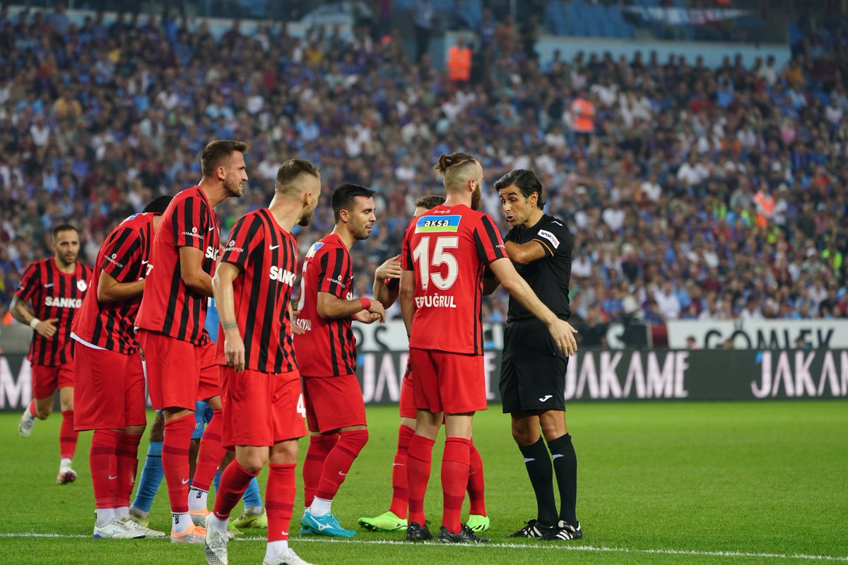 GaziantepFK's tweet photo. 🤷🏻‍♂️ Biz bu filmi izlemiştik! 

📍 22 Kasım 2021 / Trabzonspor - Gaziantep FK

📍 18 Eylül 2022 / Trabzonspor - Gaziantep FK https://t.co/x40NClnsLE
