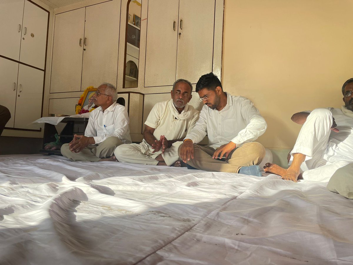 NarpatRajBarmer's tweet photo. बाड़मेर शहर के पंचाबत्ती चौराहे के पास राय कॉलोनी में श्री तेजदान जी चारण खारोडा के पिताजी के निधन होने पर व शिव क्षेत्र के गूंगा में श्री लक्ष्मणलाल जी जीनगर के निधन होने पर शोक सभा में सम्मिलित होकर संवेदना व्यक्त की। पुण्य आत्माओं को शत शत नमन। #Barmer #RayColony #Sheo #Gunga https://t.co/Xy3mjfUQiM