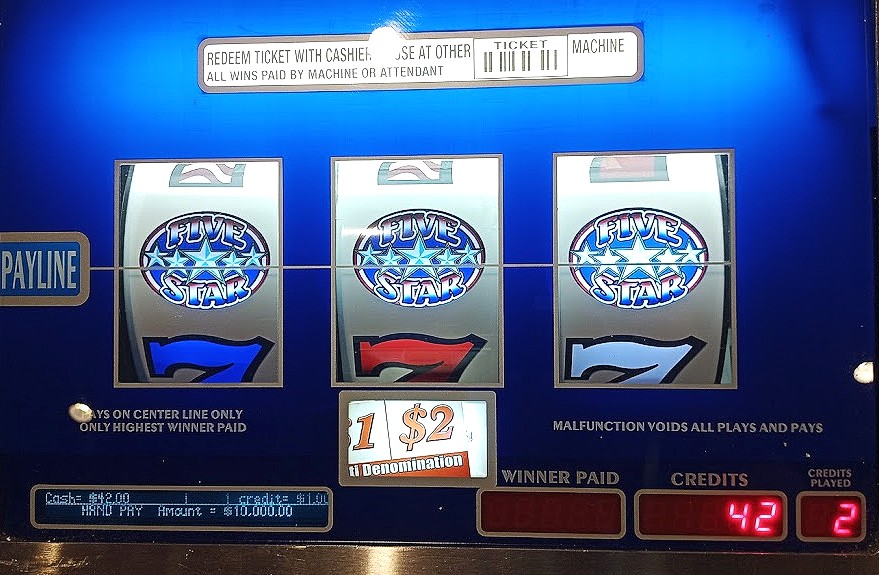 HollywoodSTL's tweet photo. This #jackpot deserves 5 stars! ⭐ ⭐ ⭐ ⭐ ⭐ 
Congratulations to our $10,000 winner! #sundayslots #casinotime https://t.co/cArw0arQgT