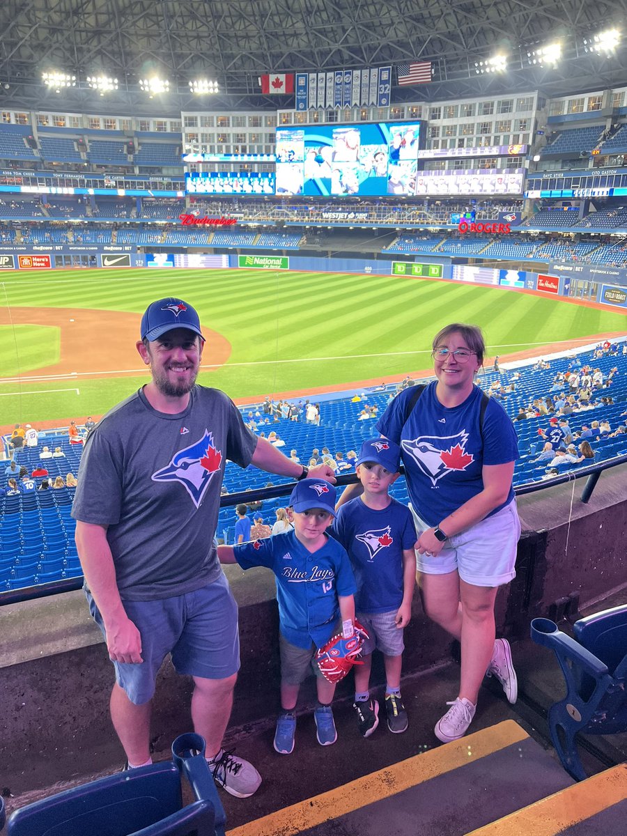 Cmdevincenzo's tweet image. First game for these two! @BlueJays #NextLevel