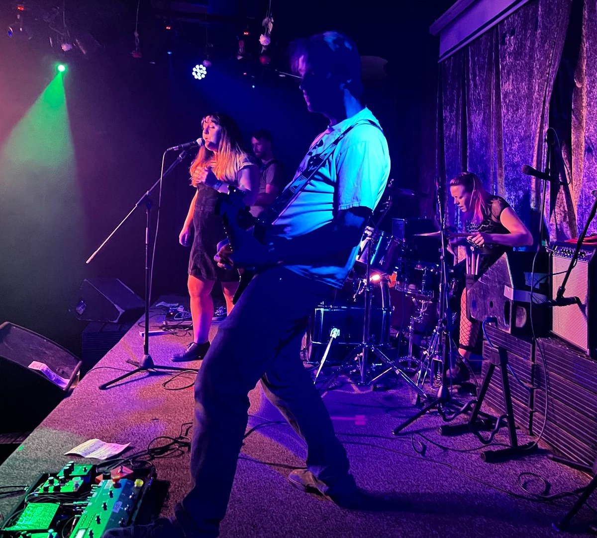 ChezzyWickWah's tweet photo. Great gig with @HoneyShallow last night! 🔥🔥🔥

Thanks to the @TheAmershamArms for having us ♥️♥️♥️

#livemusic #londongig #livemusiclondon #musician #band https://t.co/pFxVFSGFH8