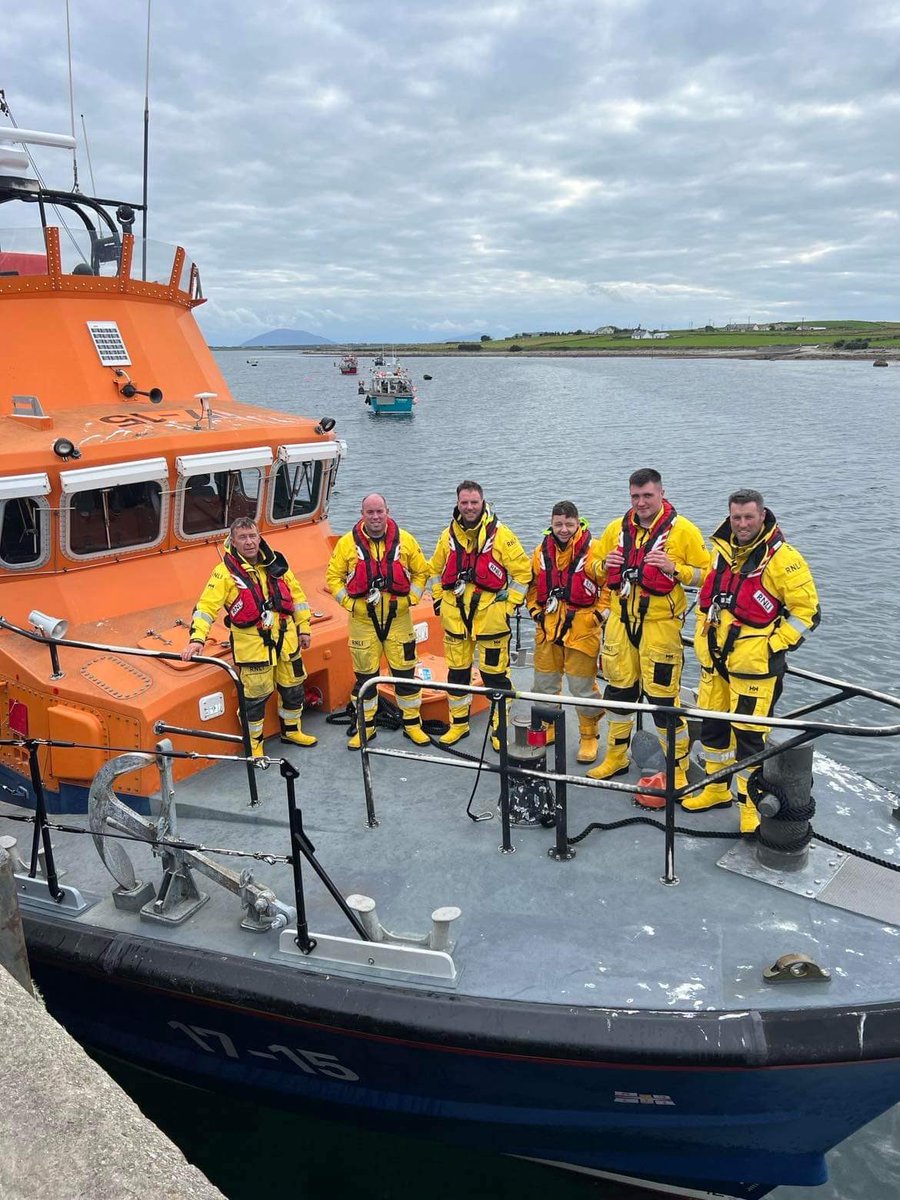The Ballyglass <a href="/RNLI/">RNLI</a> volunteer lifeboat crew who were at sea for 23 hours, pictured on their return home this afternoon. Well done to all the emergency services who responded to the callout at Downpatrick Head Cave. Incredible work. 📸 Ballyglass RNLI