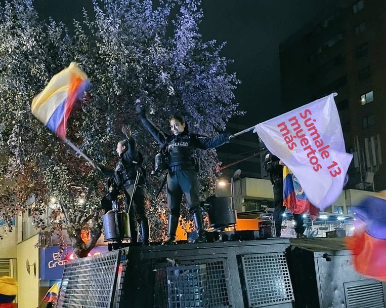 pablalmeida40's tweet photo. Estas también son amantes de los Generales y de los instructores? 
Tan valientes para la protesta social pero para esconder evidencia números uno. @PoliciaEcuador la corrupción es "General" 
"Escuela Superior de Policía" https://t.co/8trcWfAdjA