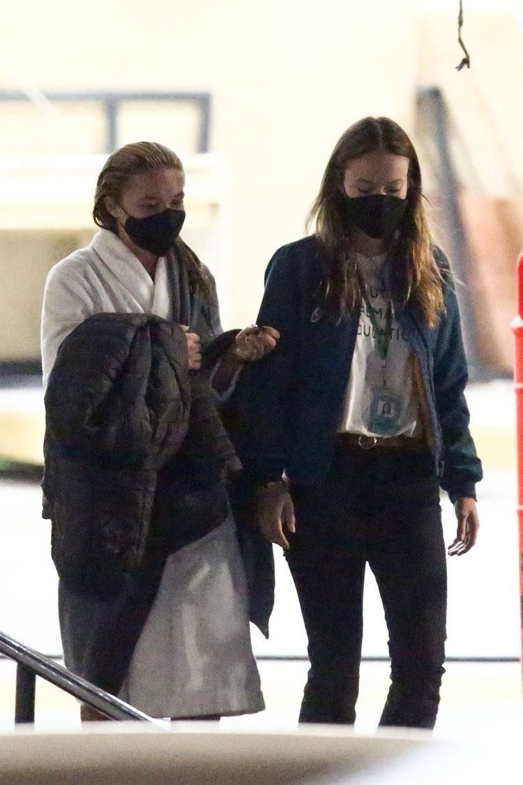 hsupdatehs's tweet image. okey but still…. we dont know anything ab that #DontWorryDarling