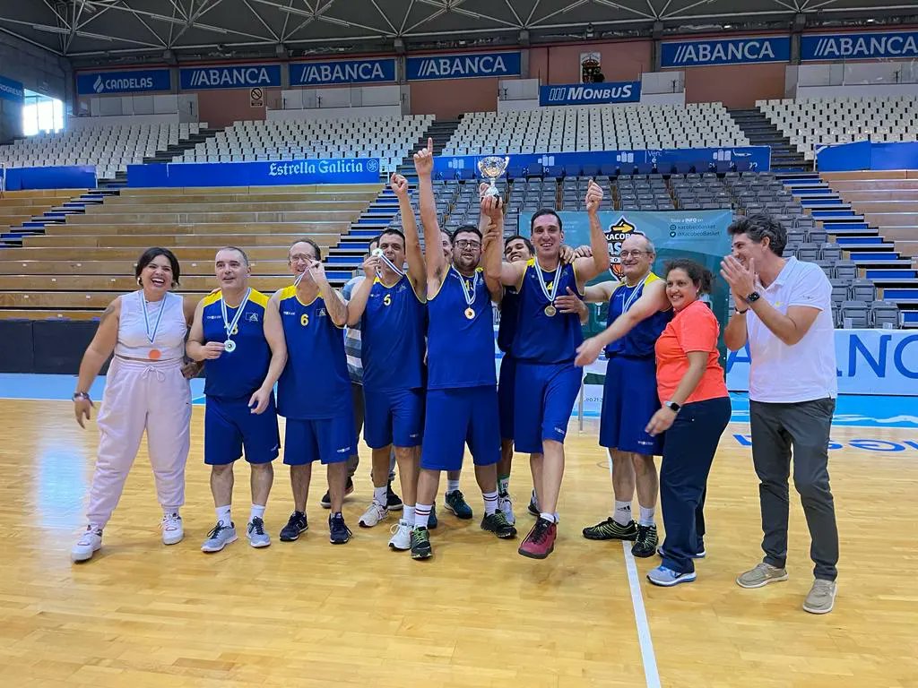 JavierAriasFouz's tweet photo. 🏀 Gran encontro entre Aspnais Lugo e Prodeme Monforte, no Xacobeo Basket Total, patrocinado pola @Xunta

Noraboa a todos os xogadores e xogadoras e en especial ao campión do torneo, o Aspnais Lugo https://t.co/j18QU8lhac