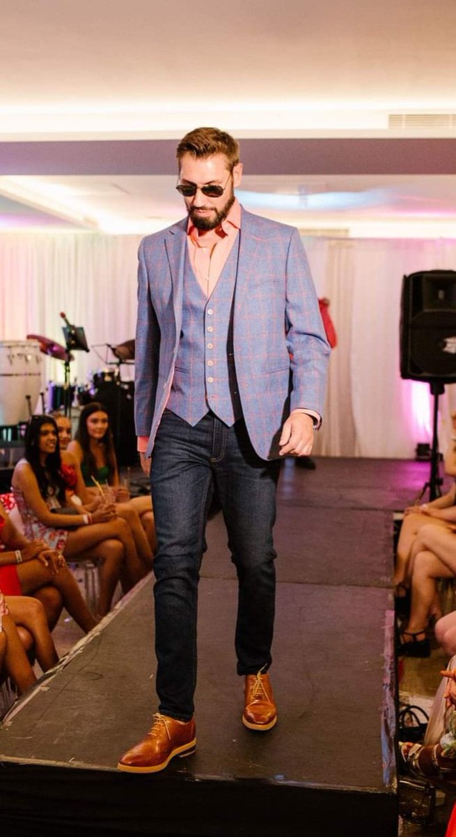 The secret to great style is to feel good in what you wear! ❤️ @r_i_cro rocking this pink check jacket at our recent miami vice event!🔥 #events #style #mensweardaily #mensfashion #lookoftheday #suit #catwalk #model #styling #tailoredsuit #tailored