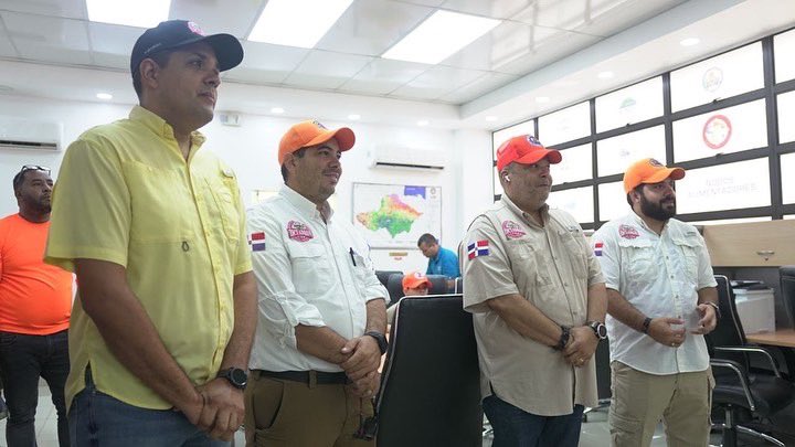 Seguimos trabajando de la mano junto a la <a href="/DefensaCivilRD/">Defensa Civil RD 🇩🇴</a>, <a href="/AdessRD/">Archivo de la Adm. de Subsidios Sociales</a>, el <a href="/WFP_RD/">WFP Rep.Dominicana | Programa Mundial de Alimentos</a>, <a href="/JuventudRD/">Ministerio Juventud</a> y otras instituciones claves para continuar preparando las acciones de prevención ante el paso del #HuracánFiona.