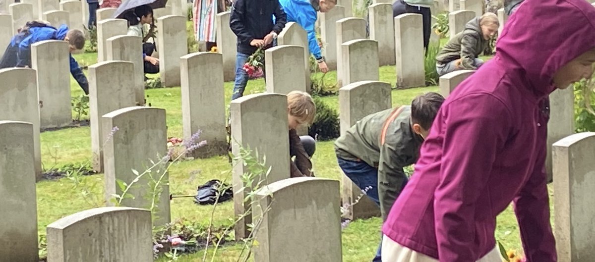mveldhuis76's tweet photo. Jasper was vandaag 1 van de bloemenkinderen tijdens de herdenking op de Airborne begraafplaats te Oosterbeek. Wat een bijzonder moment was dat zeg🙏 #lestweforget #airborne #bridgetofar https://t.co/oVuIiP9Vta