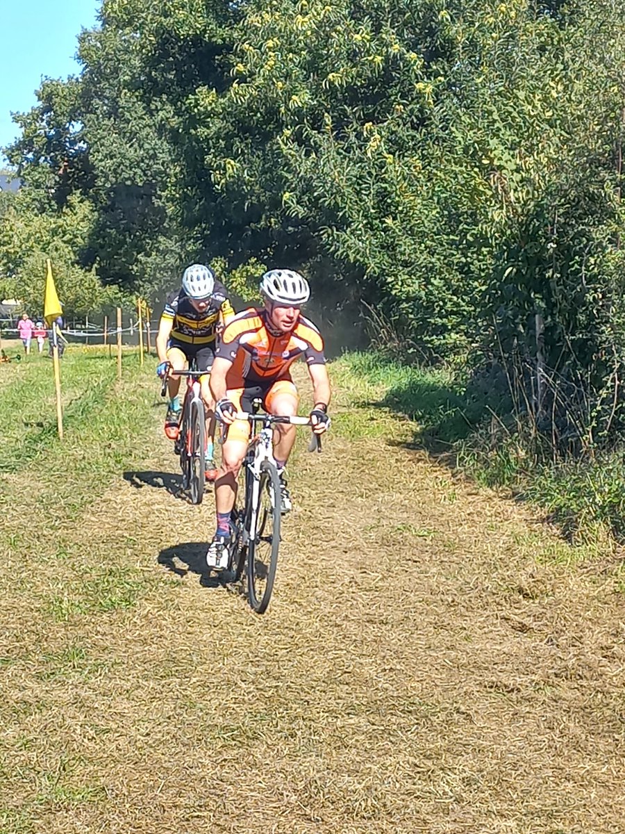 1er cyclo-cross de la saison. C'était dur mais j ai pris du plaisir à courir. Avec un peu d'émotion au départ, en effet c'était la première course que je faisais avec mon grand garçon. Sur la photo on était encore ensemble 😁😁.