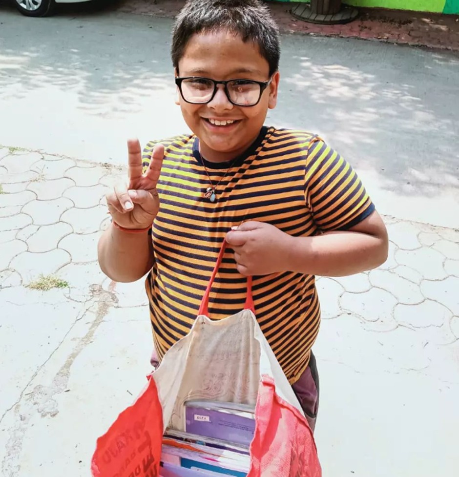 luhar_payal's tweet photo. Doing good is not defined by age or gender or any other factor. Just from heart. 
They can, and so can you. 
Our little efforts can together bring a revolution. 
#Pustakdaan #aashraya #donate #happiness https://t.co/0fxHxO6LaV