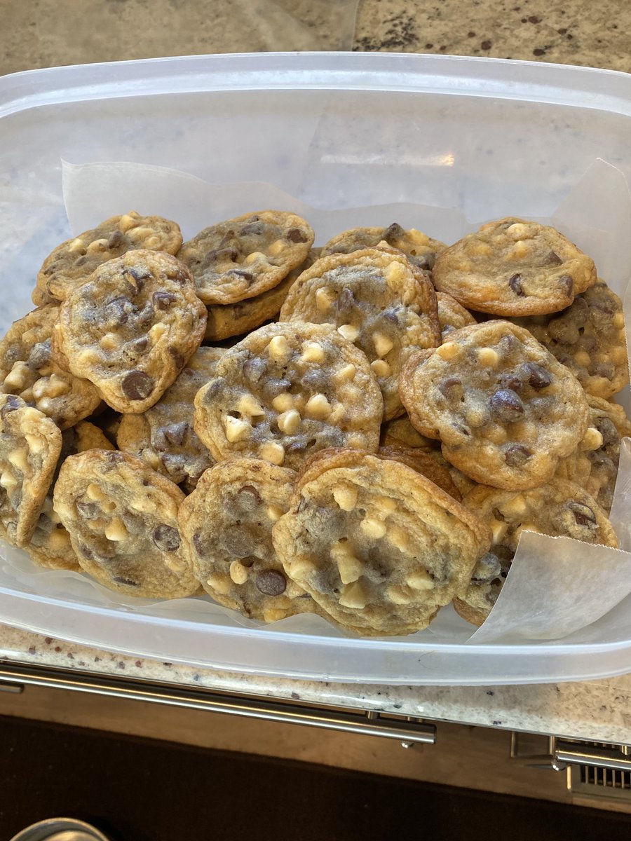 Madisonsupt's tweet photo. Cookies for Cubs are underway! ⁦@MadCubsFootball⁩ #proudofourTEAM https://t.co/R0rIqcvtS8