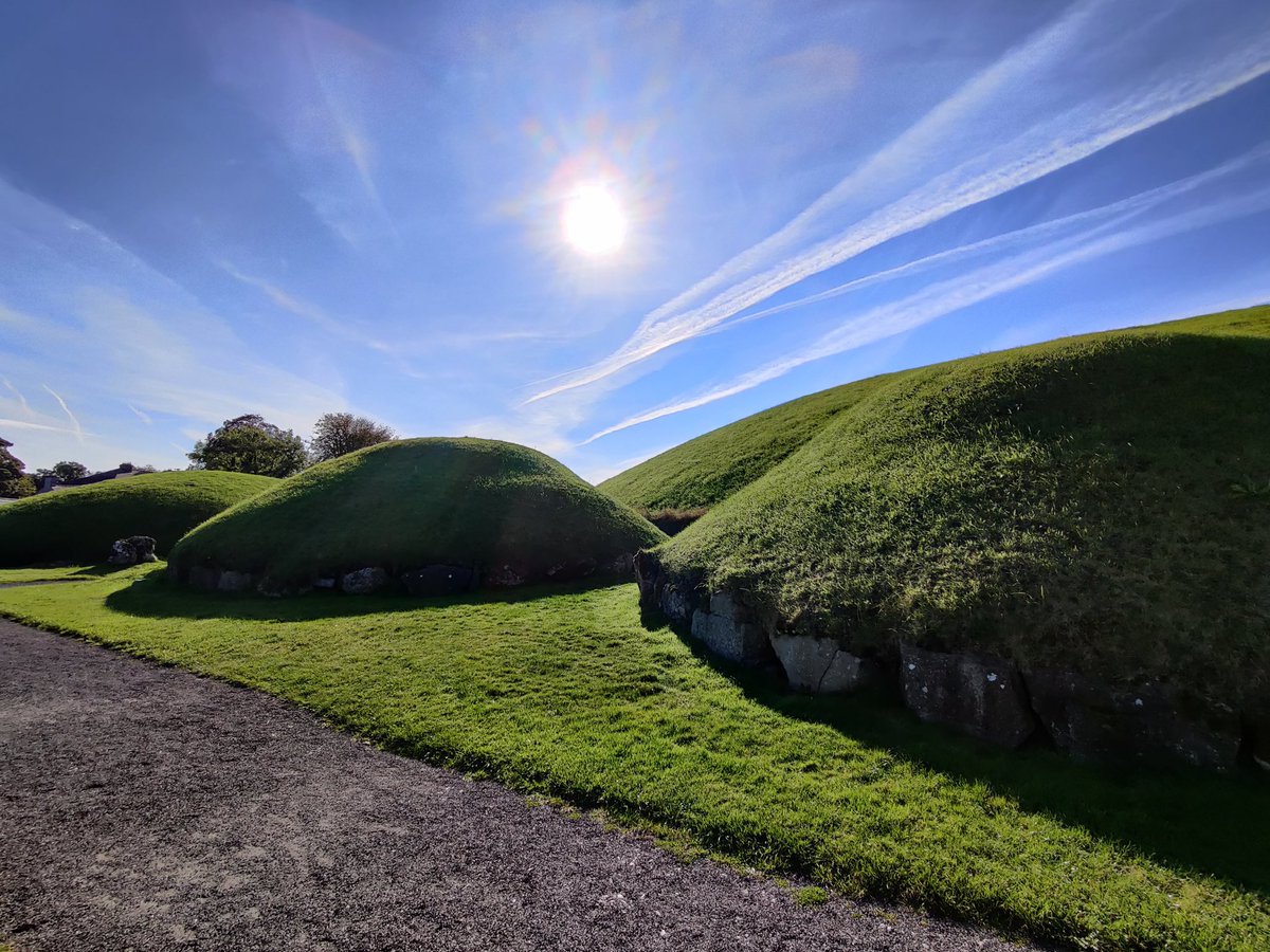 scuffsy's tweet photo. #Neolithic #MegalithicArt 
How wonderfully lucky to have such glorious sunshine today for a visit to the passage tombs of Knowth ... https://t.co/xg1NVBdjaZ