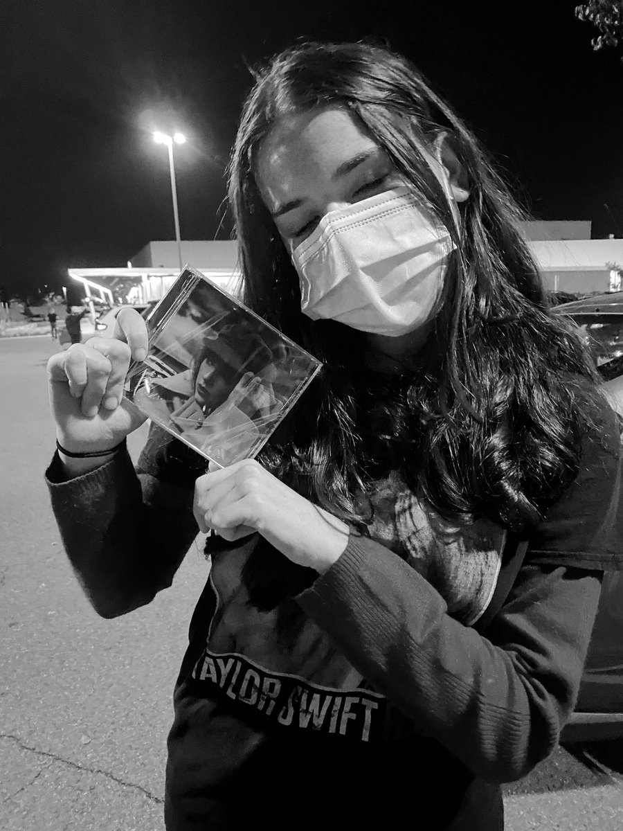 softlyswifts's tweet image. red era u will always have my heart. this album saved me in so many ways… i have never loved anything more. im so glad i got to experience it twice (!!!) @taylorswift13 thank you for writing music that makes everything feel okay. (ps stream begin again). 🌚🍁🪩 #StoriesForSwift