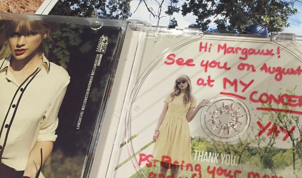 softlyswifts's tweet image. red era u will always have my heart. this album saved me in so many ways… i have never loved anything more. im so glad i got to experience it twice (!!!) @taylorswift13 thank you for writing music that makes everything feel okay. (ps stream begin again). 🌚🍁🪩 #StoriesForSwift