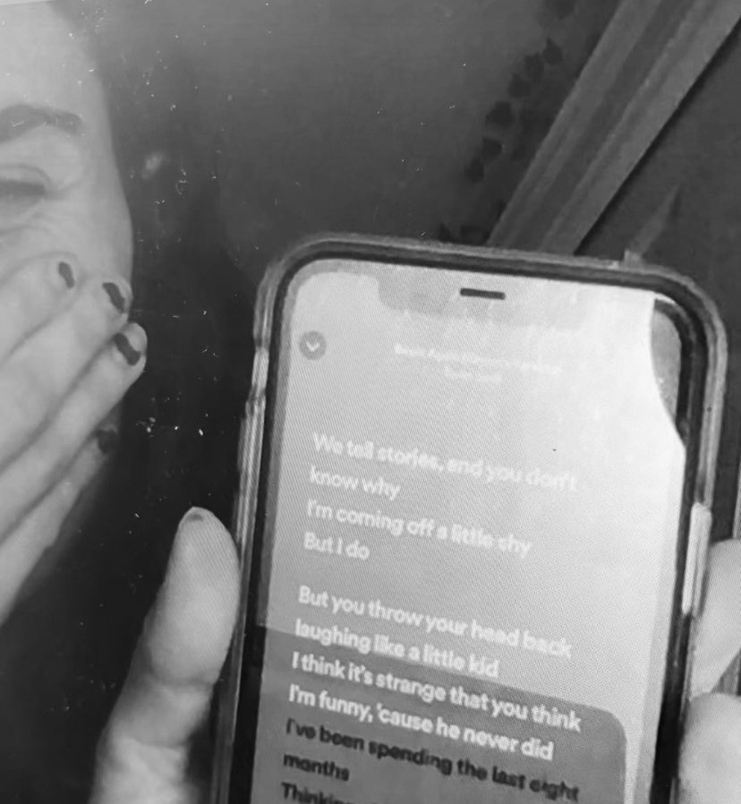 softlyswifts's tweet image. red era u will always have my heart. this album saved me in so many ways… i have never loved anything more. im so glad i got to experience it twice (!!!) @taylorswift13 thank you for writing music that makes everything feel okay. (ps stream begin again). 🌚🍁🪩 #StoriesForSwift