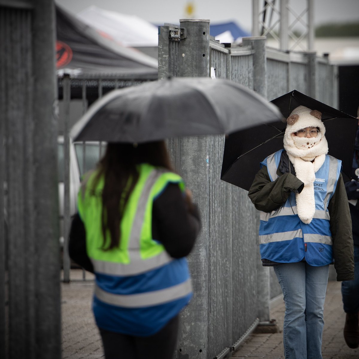 De échte helden van dit weekend: onze vrijwilligers van de Buiten- en Binnenring. Door weer en wind! #TTAssen