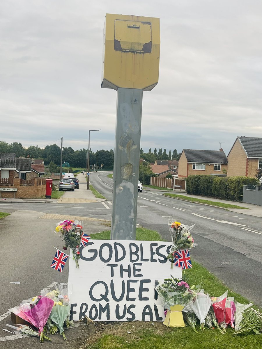 helenfurniss's tweet photo. Only in Goldthorpe! #QueenElizabethII #thequeen #GodBlessTheQueen @GrieveWatch https://t.co/Gk5lKwX2yM