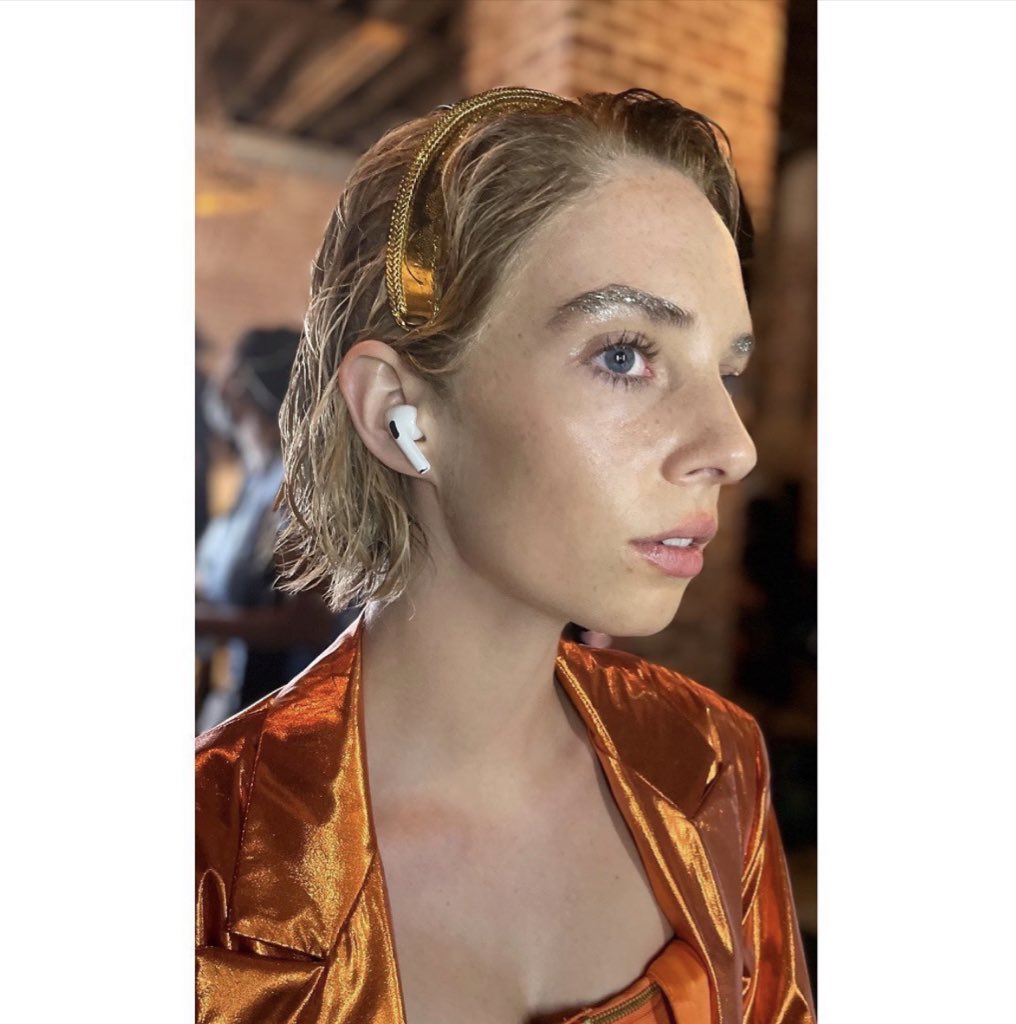 dailymayahawkee's tweet image. always got that dam headphone in she’s so me