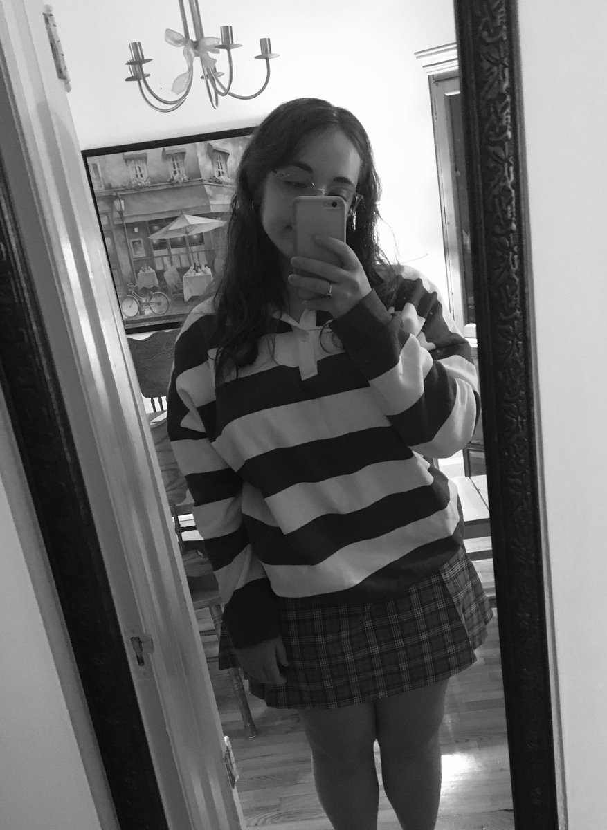 alltoobetty's tweet image. #StoriesForSwift my favourite era was the folklore era because it was the era that saved me during the pandemic. the aesthetic of the album and the photo shoots were amazing and the cardigans made the album feel like home! i’m also loving the midnights era too though!! ❤️❤️