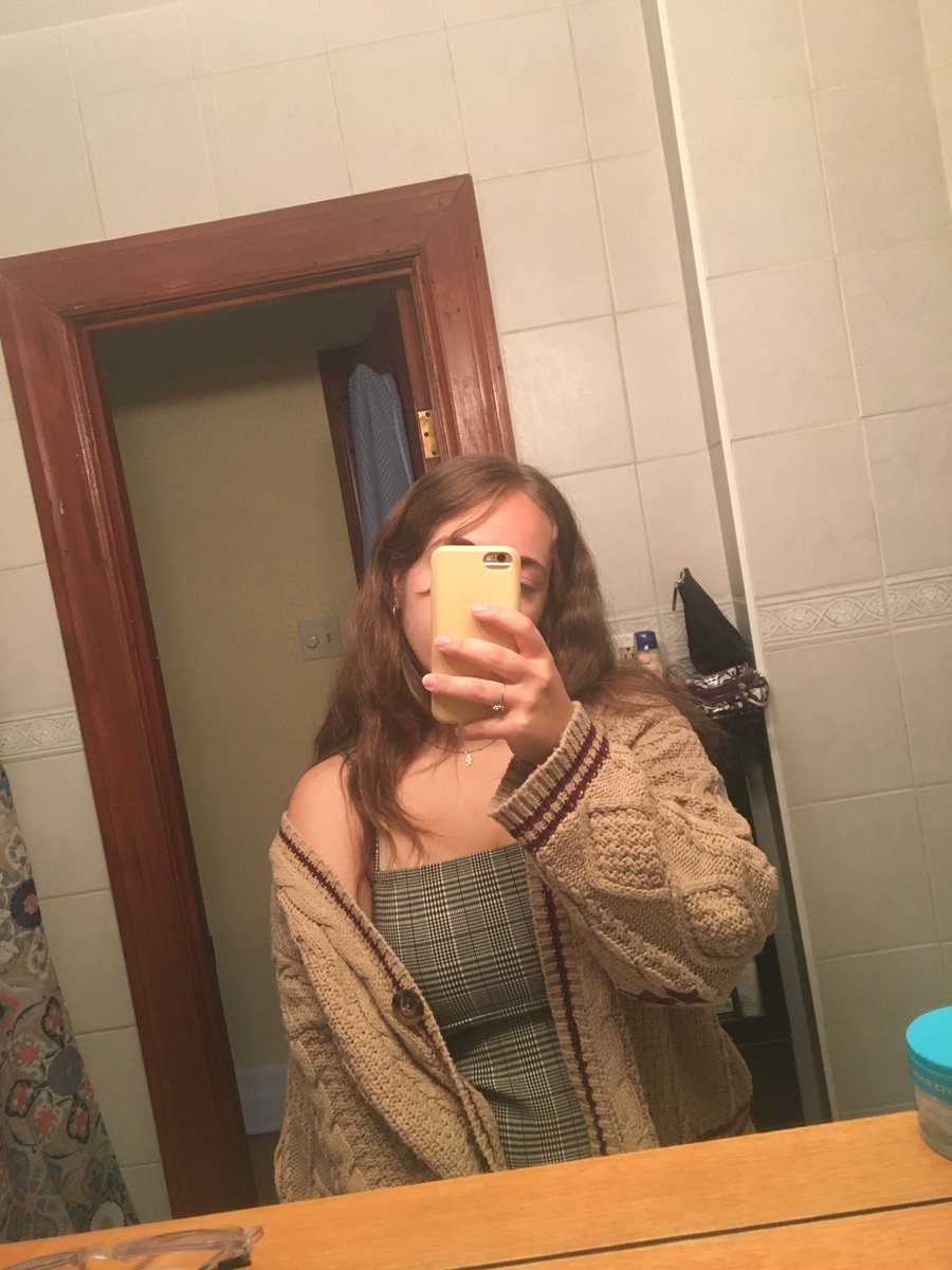 alltoobetty's tweet image. #StoriesForSwift my favourite era was the folklore era because it was the era that saved me during the pandemic. the aesthetic of the album and the photo shoots were amazing and the cardigans made the album feel like home! i’m also loving the midnights era too though!! ❤️❤️