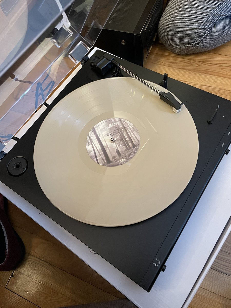 alltoobetty's tweet image. #StoriesForSwift my favourite era was the folklore era because it was the era that saved me during the pandemic. the aesthetic of the album and the photo shoots were amazing and the cardigans made the album feel like home! i’m also loving the midnights era too though!! ❤️❤️